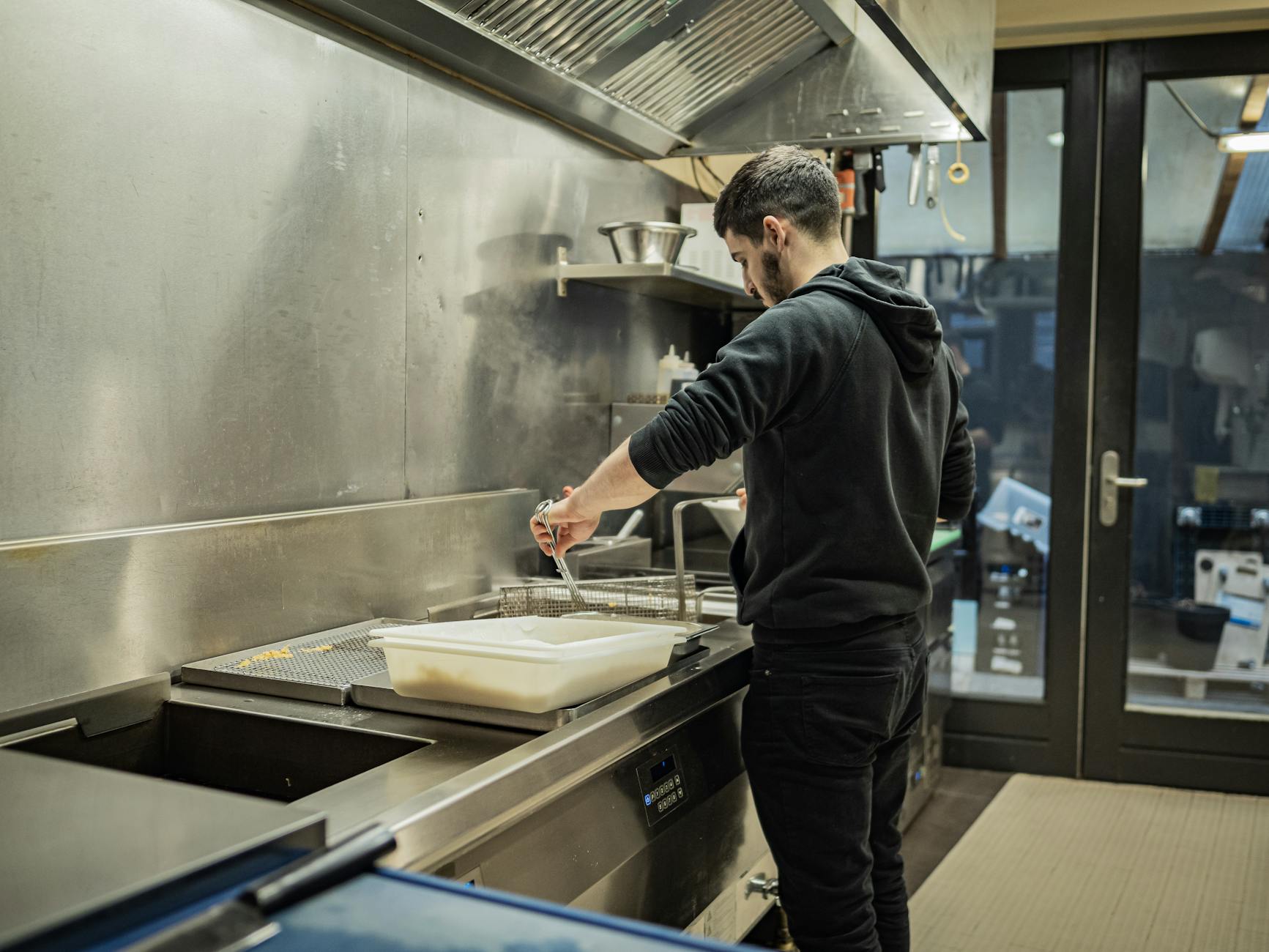 Cuisine professionnelle à Paris — plans de travail inox et équipements pro