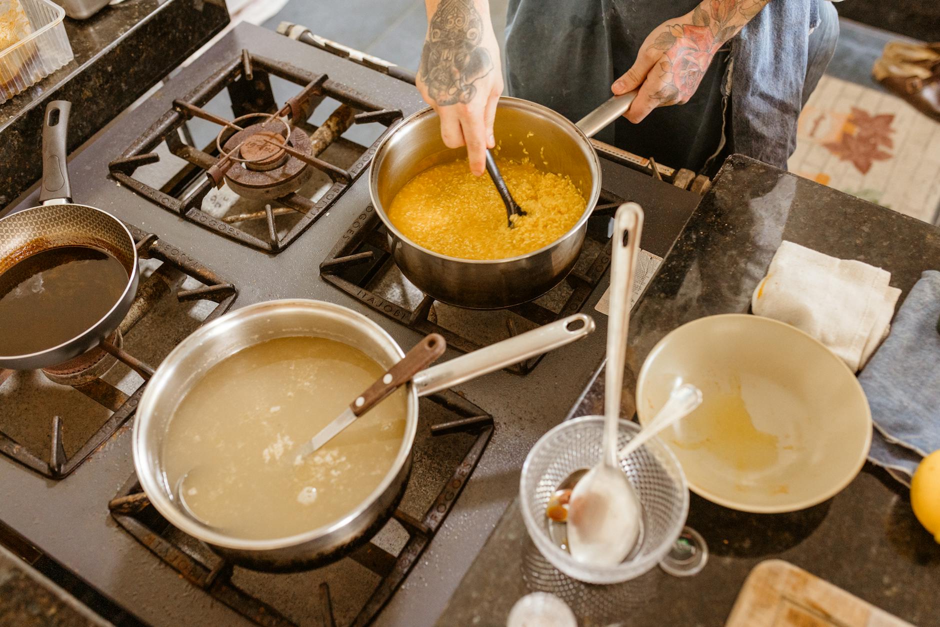 Chef en production dans une cuisine partagée professionnelle à Paris