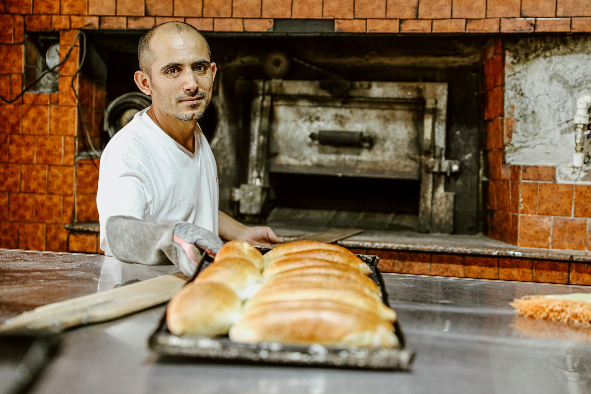Production artisanale de pâtisserie dans un laboratoire de cuisine à Paris